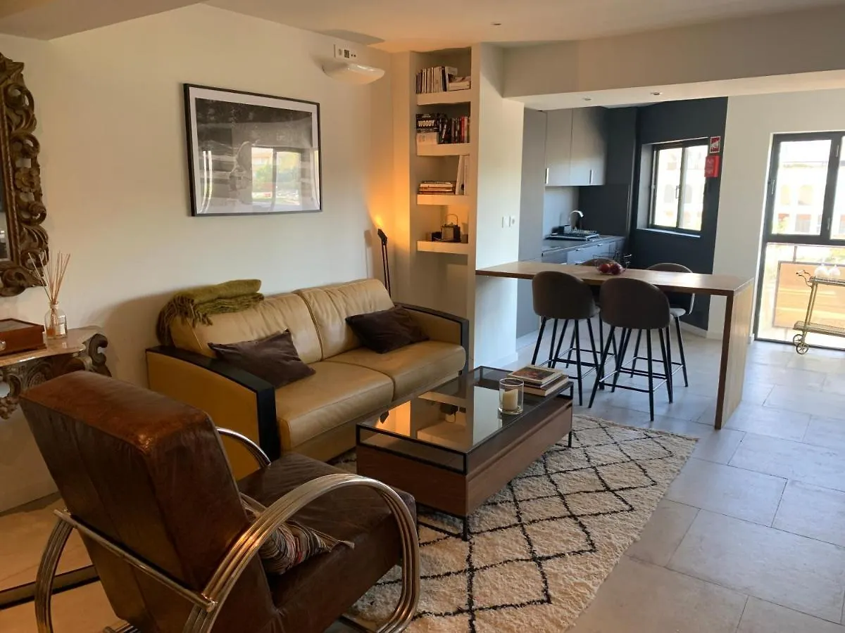 Modern Apartment Ideally Located location